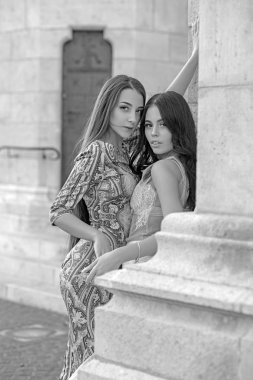 Gelin ve nedime birlikte düğün günü bir Kalesi'nin yanında durmak