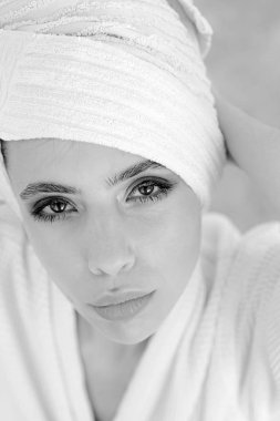 Saf güzellik. Yıkanma alışkanlıkları. Genç kadın elbisesi banyo içinde. Güzel kadın giyim banyo havlusu kafasına. Spa banyo cilt bakımı süpermodel. Spa'da cilt bakımı. Güzellik Salonu. Güzellik rutin ve hijyen bakımı. Kaplıca kürü