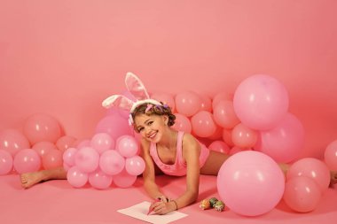 Sanat ve Paskalya yumurtaları boya.