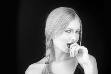 sarışın kadın ile örgülü pigtails. kopya alanı.