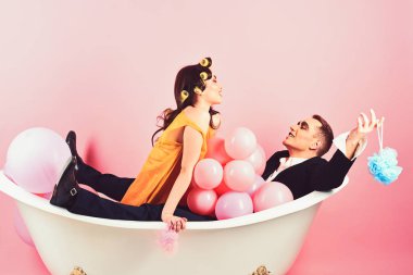 Onların saç bakım sırasında. Güzellik rutin ve kişisel hijyen. İki küvet içinde. Birkaç MIME adam ve seksi kadın banyo keyfini çıkarın. Kabarcık banyo günü. Rutin bakım saç. Banyo hijyen alışkanlıkları