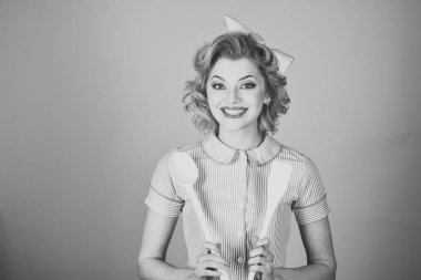 Hizmetçi ile mutfak malzemesi, ev.