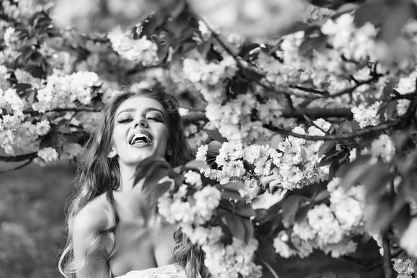 Gelukkige vrouw in bloei — Stockfoto