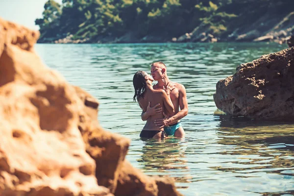 Ρομαντικό νεαρό ζευγάρι χαλαρώνοντας στην παραλία μετά το ηλιοβασίλεμα, πάθος. — Φωτογραφία Αρχείου