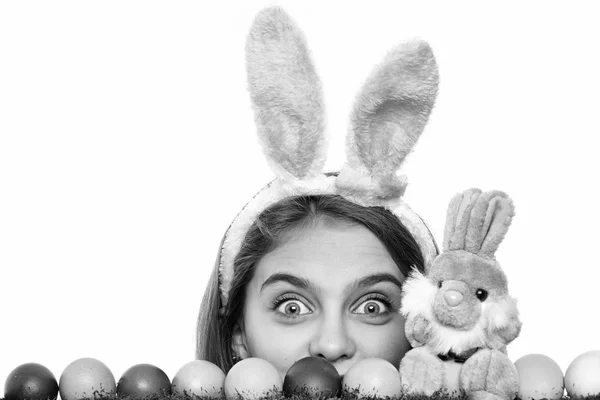 Feliz chica de Pascua en orejas de conejo con huevos de colores, conejo —  Fotos de Stock