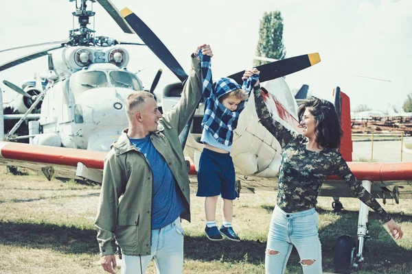 冒険家に生まれます。家族の休暇旅行。ヘリコプターで男の子をカップルします。ヘリコプター遊覧飛行と旅行。空の旅。楽しい旅行を楽しんでいます。家族での休暇。飛行機で旅行 — ストック写真