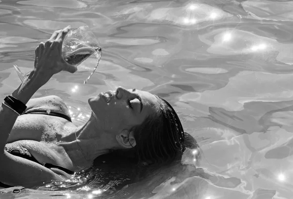 性感的女人与刷新酒精在迈阿密。性感的女人在游泳池里喝鸡尾酒. — 图库照片