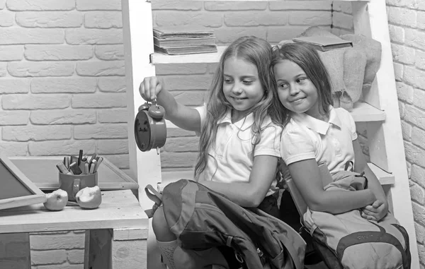 Educación y educación en el hogar. escolarización en casa de dos hermanas niñas . — Foto de Stock