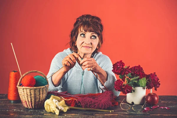 Anciana o abuela con aguja e hilo . — Foto de Stock