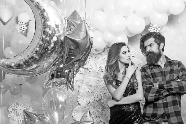 Hipster e donna a Capodanno o la vigilia di Natale. Donna sensuale e uomo barbuto con palloncini da festa, Natale. Coppia innamorata godere festa festa festa. La famiglia felice festeggia il Natale e l'anno nuovo — Foto Stock