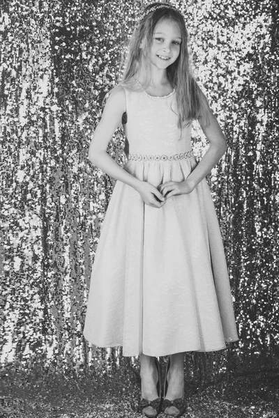 Linda niña en vestido azul sobre fondo plateado — Foto de Stock