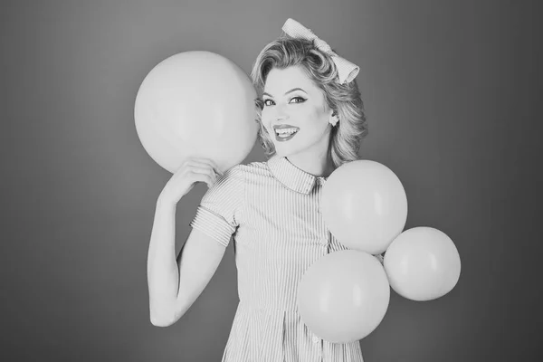 Pin-up vrouw met ballonnen, verjaardag. — Stockfoto