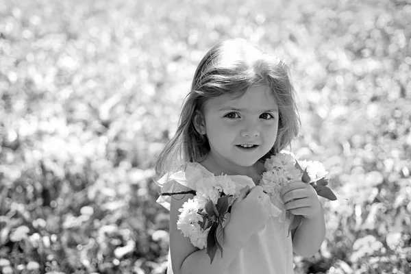 Velkým potěšením. Letní móda dívka. Šťastné dětství. Jaro. Předpověď počasí. obličej a péče o pleť. alergie na květiny. Malé dítě. Přírodní krásy. Den dětí. Malá holčička v Slunečné jaro — Stock fotografie