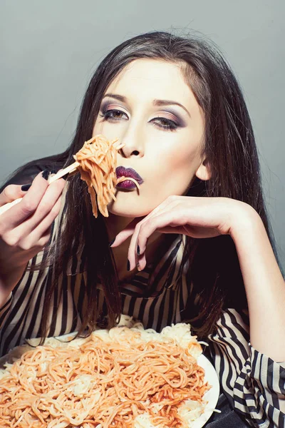 İtalyan yemeği şehvetli kadın için. İtalyan yemek ve mutfak konsepti — Stok fotoğraf