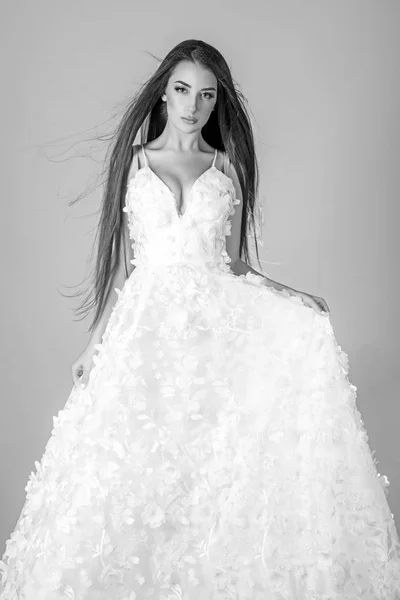 舞会上穿着白色连衣裙的女孩。毕业典礼和婚礼的概念. — 图库照片