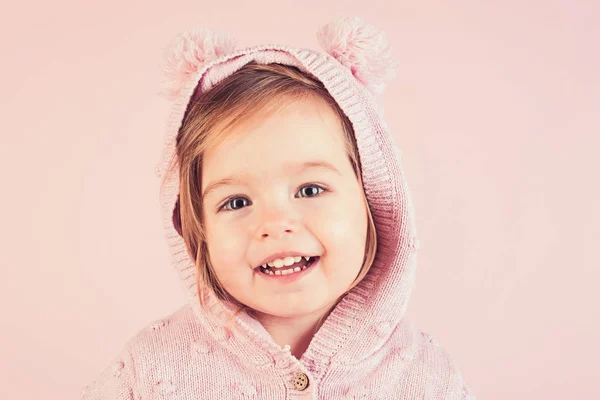 Herbst und Frühling Kindermode. Kindheit und Glück. kleines Mädchen lächelt. Spaß haben. kleines glückliches Mädchen. Porträt eines lächelnden kleinen Mädchens. weich und rosa — Stockfoto