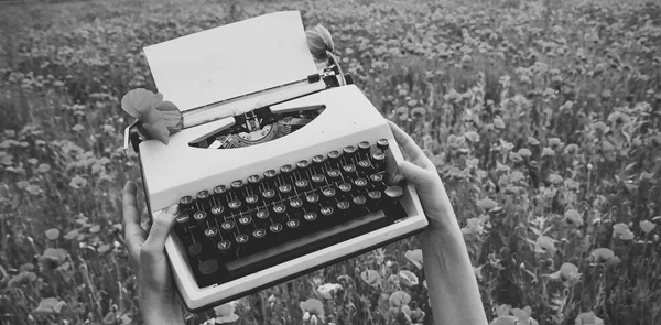 Espacio de trabajo con máquina de escribir vintage con mano de escritor . — Foto de Stock