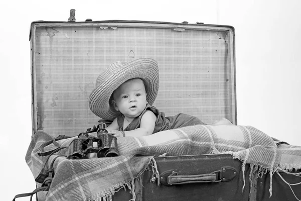 A divertir-me. Felicidade infantil. Jornalista fotográfico. Bebé querido. Nova vida e nascimento. Família. Cuidados infantis. Menina pequena na mala. Viajar e aventura. Retrato de criança pequena feliz — Fotografia de Stock