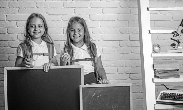 Crianças da escola feliz na lição em setembro 1. crianças felizes com quadro-negro para espaço de cópia . — Fotografia de Stock