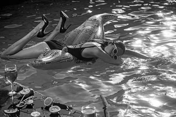Женщина с надувным матрасом в форме крокодила собирается плавать. Отдых на пляже и веселье . — стоковое фото