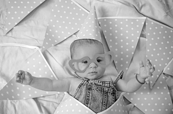 Bonne enfance. Le bonheur de l'enfance. Portrait d'un petit enfant heureux. Doux petit bébé. Nouvelle vie et nouvelle naissance. Petite fille. Joyeux anniversaire. La famille. Garde d'enfants. Journée de l'enfant — Photo