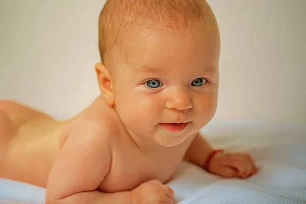 Cuidado del bebé recién nacido. Cuidado de la salud para el bebé feliz. Recién nacido en buen humor después de la vacunación. La vacunación infantil salva una vida. Perdone a los niños, administre la vacuna — Foto de Stock