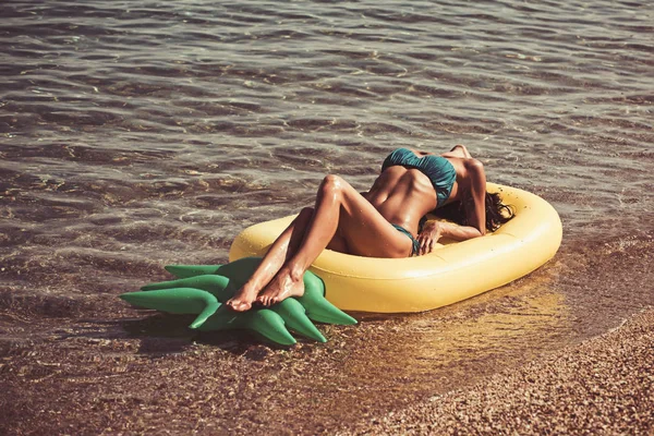 Activité et la joie de la femme sexy en mer. activité et bronzage de fille sexy sur mattree dans l'eau de mer, vintage — Photo