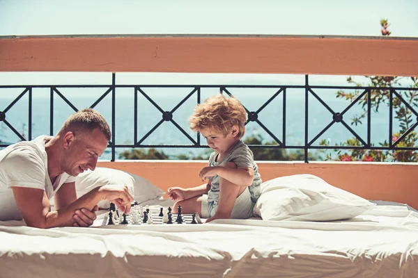 お父さん - 少年と彼の父親を自宅でチェスをしています。. — ストック写真