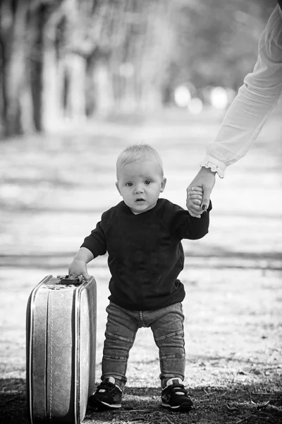 자연에 가방으로 귀여운 작은 소년. 아기 휴일 개념 — 스톡 사진