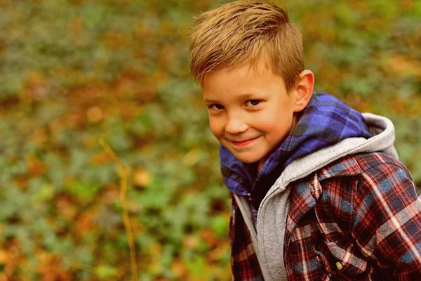 Glücklich sein. Glücklicher Junge. kleiner Junge glücklich lächelnd draußen. Kleine Kinder haben Spaß an der frischen Luft. schätze all deine glücklichen Momente — Stockfoto