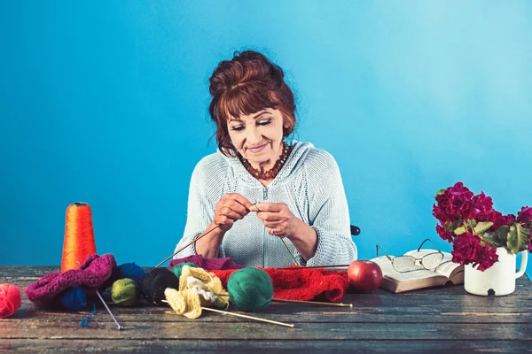 Meias de tricô de mulher velha de fio colorido — Fotografia de Stock