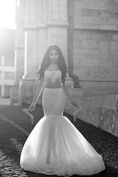 Belle mariée marcher dans la rue à l'immeuble pierreux . — Photo