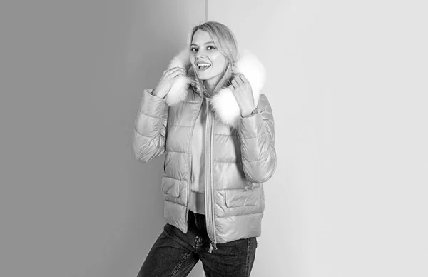 En titt enkelt tagit över vintern. Modell i luva med päls. Vacker kvinna i fashionabla puffer. Sexig kvinna slitage varm vinterpäls. Vintern modetrender. Designad med kallt väder i åtanke — Stockfoto