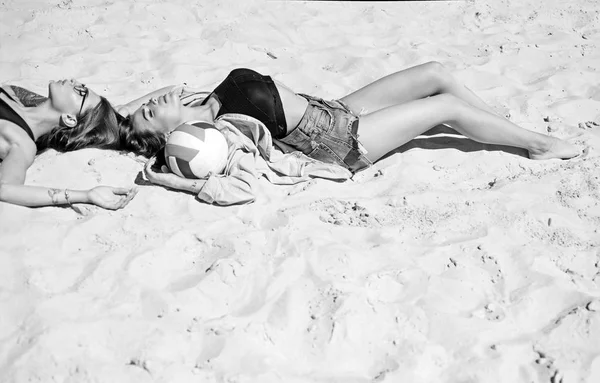 Dies ist ihre sonnige Flucht. sexy Frauen auf Sand liegen. hübsche Frauen entspannen sich an einem Sommertag. Sinnliche Frauen genießen idyllische Sommerferien. Sexi Frauen am sonnigen Strand — Stockfoto