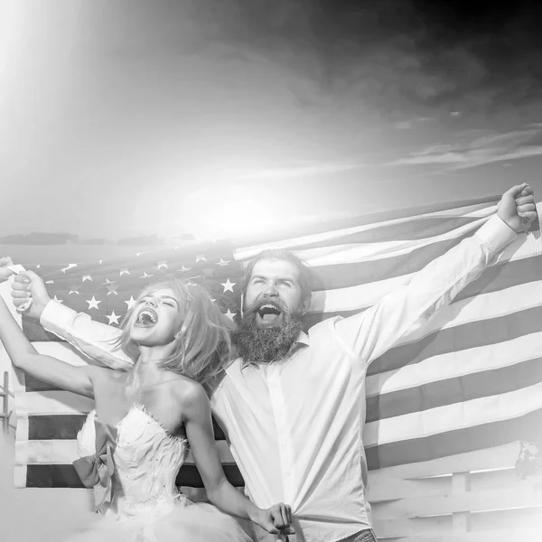 Glückliches Paar hält amerikanische Flagge — Stockfoto