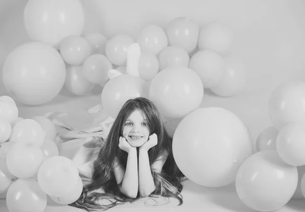 Kid i ballonger, födelsedag. — Stockfoto