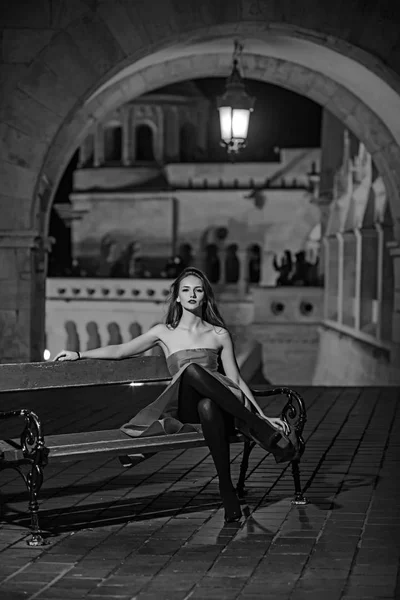Luxus nő: night city estélyi ruha. luxus nő várja a padon. — Stock Fotó