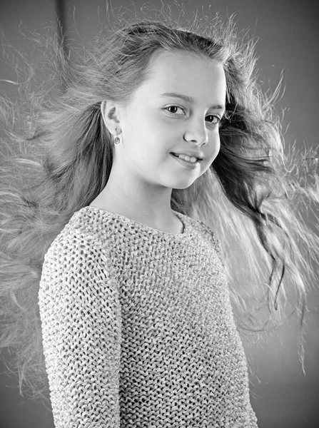 Mode Porträtt av lilla flicka. barndomen av happy kid. skönhet. Kid frisör. Känna sig fri och glad. Hud och hår vård. liten tjej med långt hår. Perfekt kvinna — Stockfoto