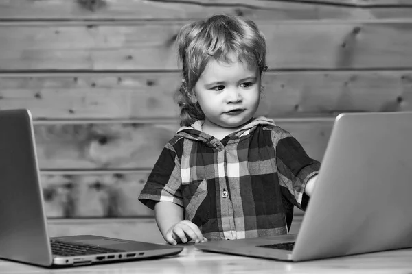 Leuke jongen speelt op computers — Stockfoto