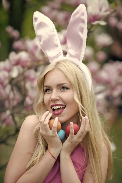 Los huevos de Pascua a la mujer en las orejas de conejo . — Foto de Stock