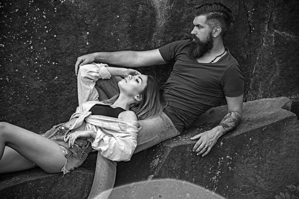 O amor inspira-os. Casal sensual em viagem de férias. Mulher sexy e homem barbudo na paisagem natural. Casal apaixonado em férias de verão. As melhores férias românticas para o casal — Fotografia de Stock