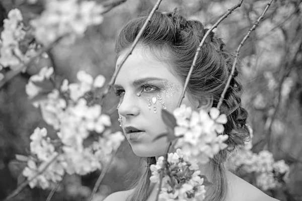 Día caluroso. Chica de verano en el árbol floreciente. cara y cuidado de la piel. salud de las mujeres. alergia a las flores. Belleza natural y terapia de spa. Vacaciones de primavera. pronóstico del tiempo. Mujer con maquillaje de moda de primavera —  Fotos de Stock