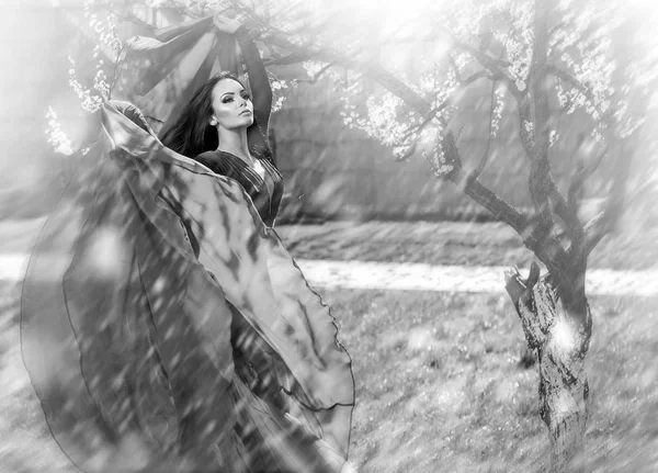 Érzéki nő, lila ruha a tavaszi kert, lágy szűrő — Stock Fotó