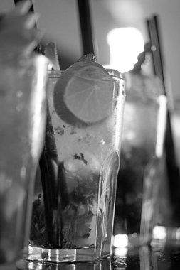 Afterwork içecekler. Alkollü karışık içecekler buz ile. Sulu içecekler alkol sayaçta ile. Alkol bağımlılığı. Payet içme ile bardaklarda kokteyller servis. Buzlu içecekler kokteyl bardağı içinde çubuk