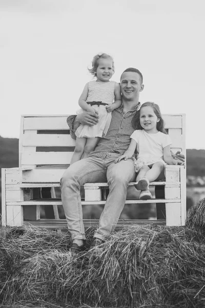 Adam ve kızı saman bankta oturmak — Stok fotoğraf