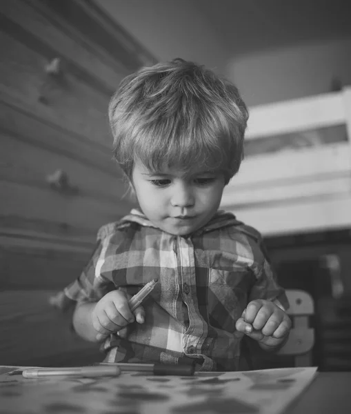 Kid eller blond glad pojke färg med tuschpenna. — Stockfoto