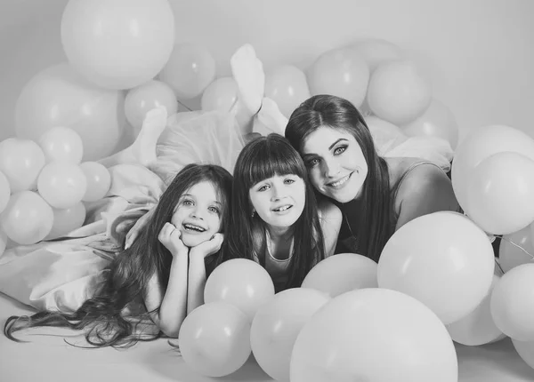 Meninas, mãe em balões cor-de-rosa . — Fotografia de Stock