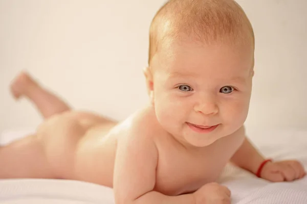 Feliz sonrisa de bebé recién nacido. Recién nacido feliz sonriendo. Cuidado de la salud para el bebé feliz. Niña o niño feliz. Muy buen cuidado del bebé. — Foto de Stock