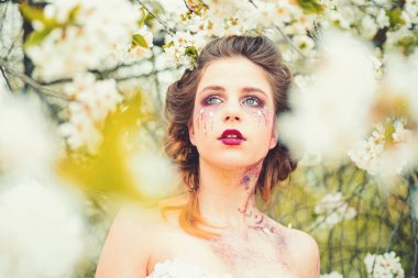 Her yerde bahar. Doğal güzellik ve spa terapisi. Bahar. hava tahmini. yüz ve cilt bakımı. kadın sağlık. çiçekler alerjisi. Bahar moda makyaj kadınla. Yaz kıza çiçek açan ağaç