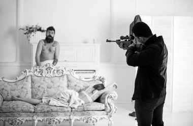 Koca silahla ateş hile karısı ve sevgilisi. Adam silah amacıyla bulanıklık çift yatak odasında. Katil keskin nişancı tüfeği deri ceket ve kot tutun. Aşk üçgeni kavramı. Hile, kıskançlık ve suç